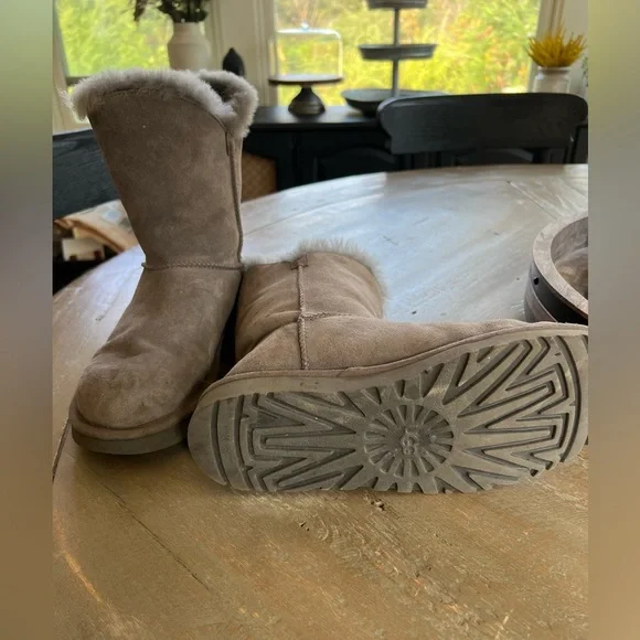 Ugg boots. Size 8. Gray lace up. Only worn a few times - Picture 3 of 3